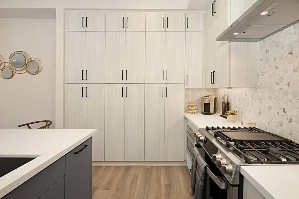 Luxury New With Private Rooftop, Downtown In Minutes Apartment *